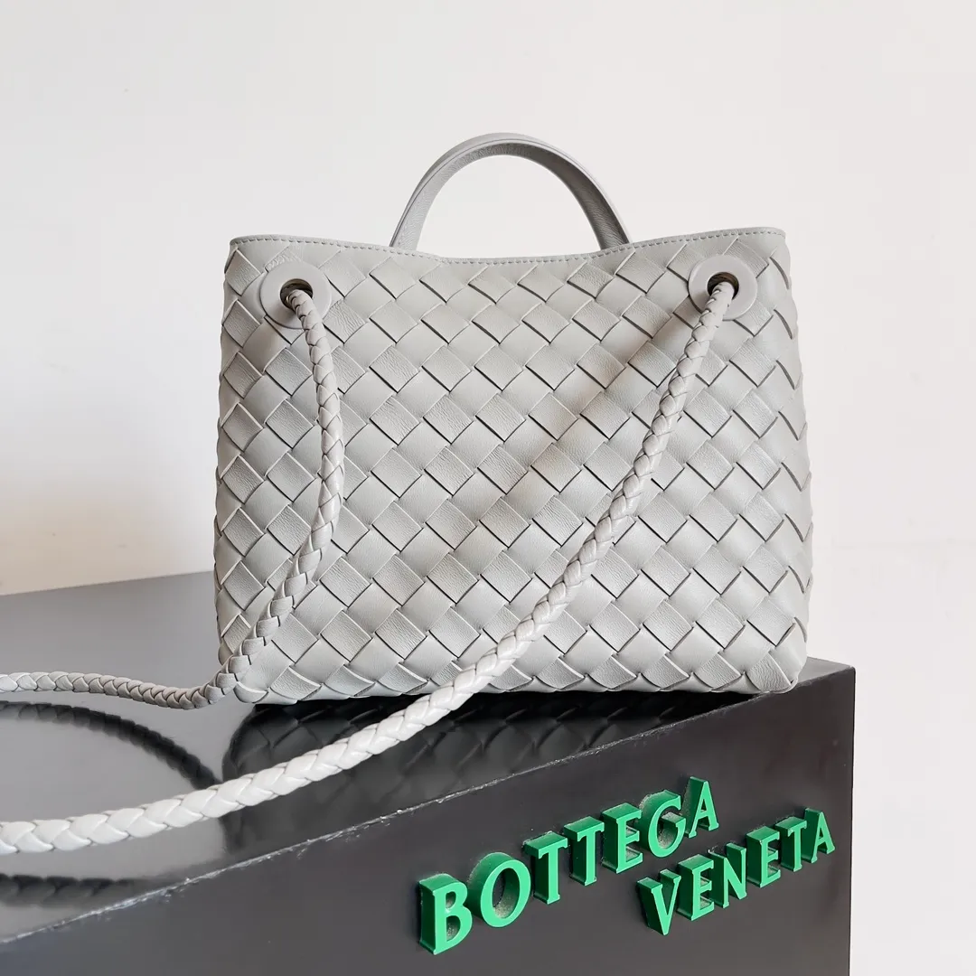 The 2023 new Andiamo batch of 1860 BV has been shipped‼ ️Really popular🔥The new Andiamo woven handbag launched by Bottega Veneta this season is really popular all over the world! ! Celebrities at home and abroad have worn it, and Oscar-winning actress Michelle Yeoh has taken it out on the street. Song Jia, Trai Yara, Yu Feihong, Sanji Ayaka, Rosie Hunting-Whiteley, Yoshioka Riho, etc. have all picked up this bag. It is classic and versatile, showing off its temperament, and the bag capacity is also large, which is very convenient for daily commuting! ! A variety of carrying methods, the shoulder straps can be adjusted by yourself, the original lambskin feels soft and delicate, and the neutral style is made to break gender boundaries and bring a more practical and longer-lasting use experience. Andiamo, which has both elegant and casual styles, perfectly interprets the true appearance of "fashionable old money style". Style number: 743568 Size: 25*22*10.5cm